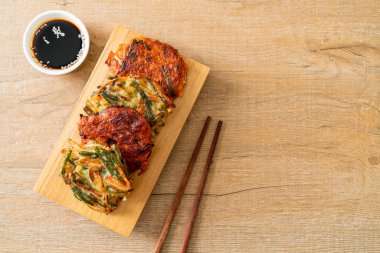 Pajeon veya Kore gözlemesi ve Kore kimçi krepi veya Kimchijeon - Kore geleneksel yemek tarzı