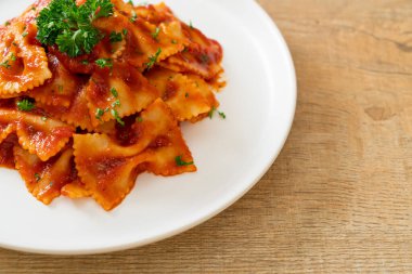 Maydanozlu domates soslu farfalle makarna. İtalyan yemek tarzı.