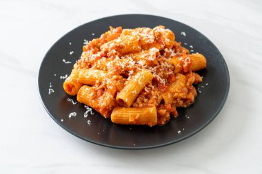 Peynirli bolonez rigatoni makarna - geleneksel İtalyan makarnası