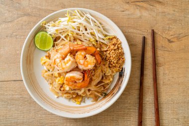 Karides ve lahanalı kızarmış şehriye ya da Pad Thai - Asya yemeği tarzı