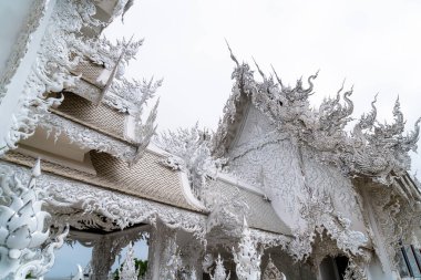 Chiang rai, Tayland - 24 Kasım 2022: Wat Rong Khun Ünlü Tapınağı, veya Chiangrai, Chiang Rai Eyaleti, Kuzey Tayland