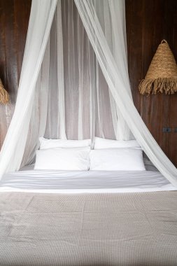 beyaz rahat yastıklar yatakta süsleme