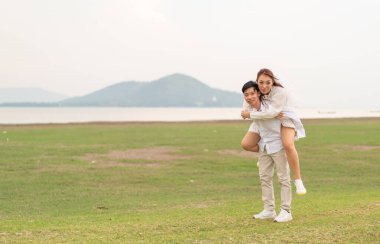 Gelin ve damat kıyafetli mutlu genç Asyalı çift evlenmeye ve evlenmeye hazır.