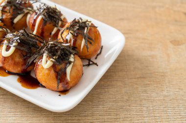 Takoyaki köftesi ya da ahtapot köftesi - Japon yemeği tarzı.