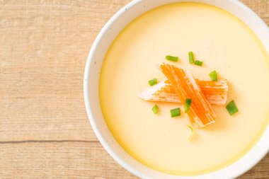 Yengeç sopasıyla haşlanmış yumurta ve taze soğan.