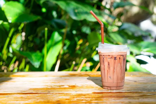 Tahta masada buzlu çikolatalı milkshake.