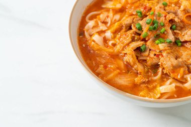 Kore udon eriştesi ve kimchi çorbası, Asya usulü.