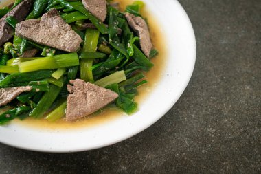 Domuz ciğeri ile karıştırılmış soğan kökü - Asya usulü.