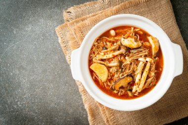 Tom Yum Çorbası ile karıştırılmış Baharatlı Mantar - Vejetaryen yemek tarzı