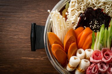 Budae Jjigae ya da Budaejjigae (ordu yahnisi ya da ordu üssü). Kimchi, konserve jambon, sosis, ramen eriştesi ve çok daha popüler Kore usulü sıcak yemek ile dolu.