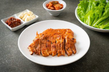 Kore usulü salamura edilmiş domuz eti sosu. Sebze ve kimchi ile birlikte. Kore usulü.