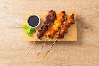 Japon tavuk ızgarası ya da yakitori Japon yemeği tarzında servis edilir.