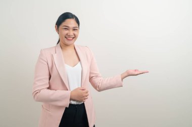 Arka planda elle sunum yapan Asyalı kadın.