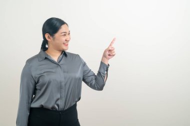 Beyaz arka planda el işaretli Asyalı kadın portresi