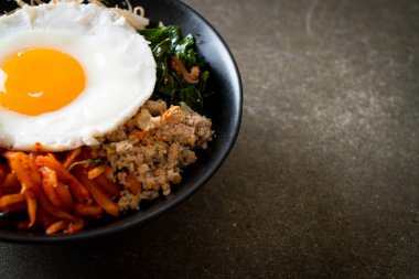 Bibimbap, Kore baharatlı salata pilav ve sahanda yumurta. Geleneksel Kore yemeği tarzı.