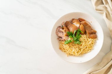 Kurutulmuş domuz budu erişte kasesi, Asya usulü.