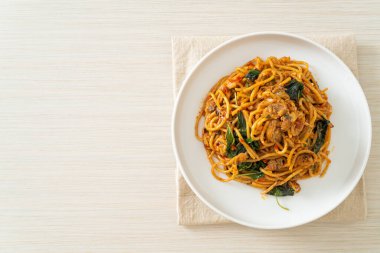 Kızarmış spagettiyi midye ve biber ezmesiyle karıştır - Füzyon yemek stili