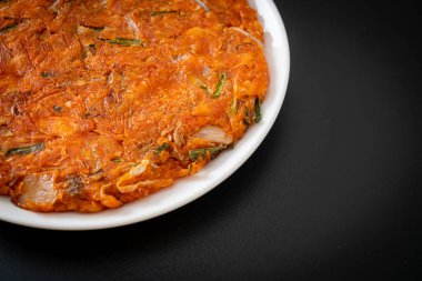 Kore kimçili krep ya da Kimçijeon - Kızarmış yumurta, kimçi ve un - Kore yemeği tarzı