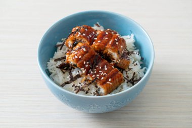 Yılan balığı pirinç kasesi veya unagi pirinç kasesi - Japon yemek tarzı.