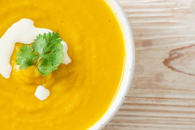 Beyaz kasede kabak çorbası - vejetaryen ve vejetaryen yemek tarzı