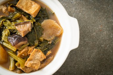 Tofulu Çin sebze güveci veya sebze çorbası karışımı - vejetaryen ve vejetaryen yemek tarzı.