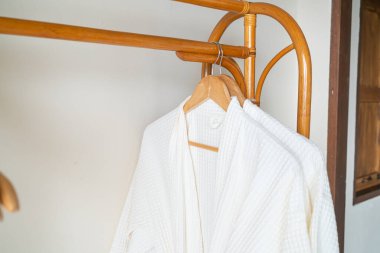 Banyoda asılı beyaz bornozu kapat.