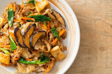 Tofu ve sebzeli kızarmış şehriye. Vejetaryen ve vejetaryen yemek tarzı.