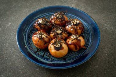 Takoyaki köftesi ya da ahtapot köftesi - Japon yemeği tarzı.