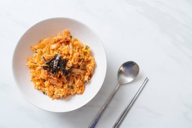 Kore usulü deniz yosunu ve beyaz susamlı kimchi pilavı.