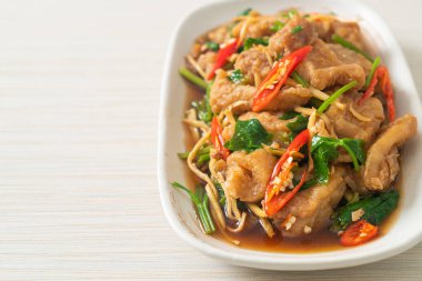 Çin kereviziyle Kızarmış Balık - Asya usulü