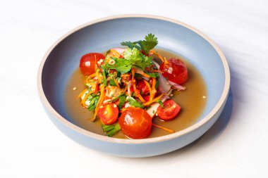 Tuzlu yumurta sarısı baharatlı salata ve sosis tabakta.