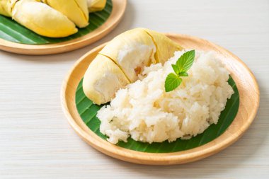 Yapışkan pirinçli Durian - sarı fasulyeli tatlı Durian kabuğu, hindistan cevizi sütüyle pişirilmiş olgun Durian pirinci - Asya Tayland tatlı yaz tropikal meyvesi