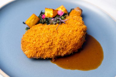 Sebzeli ve soslu kızarmış tavuk budu.