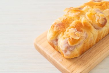 Tahtada nefis taro ekmeği.