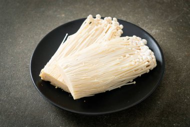 taze enoki mantarı ya da tabakta altın iğne mantarı