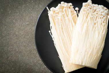 taze enoki mantarı ya da tabakta altın iğne mantarı