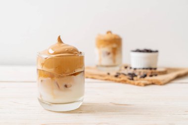 Dalgona kahvesi. Krem şantili buzlu içecek, kahve köpüğü ve süt. Covid-19 şehir karantinası sırasındaki son moda içki, ev konseptinde kalın..