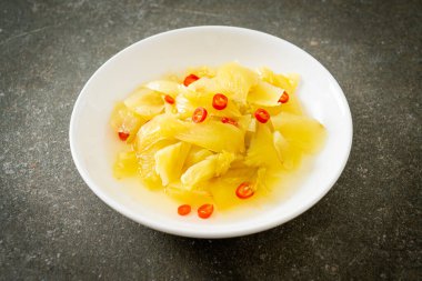 Baharatlı salata turşusu lahana ya da susam yağlı kereviz Asya yemeği tarzı.