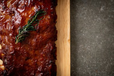 Barbekü soslu ızgara pirzola ve domuz pirzolası.