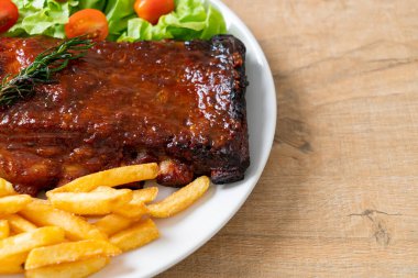 Barbekü soslu ızgara pirzola ve domuz pirzolası.
