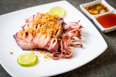 Sarımsaklı kızarmış kalamar - deniz ürünleri tarzı.