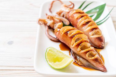Tabakta teriyaki soslu ızgara kalamar.