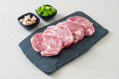 Taze domuz boyunlu ya da yakalı domuz eti ve terbiye edilecek malzemeler.