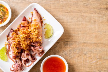 Sarımsaklı kızarmış kalamar - deniz ürünleri tarzı.