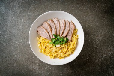 Beyaz kasede kurutulmuş ördek eriştesi. Asya usulü.