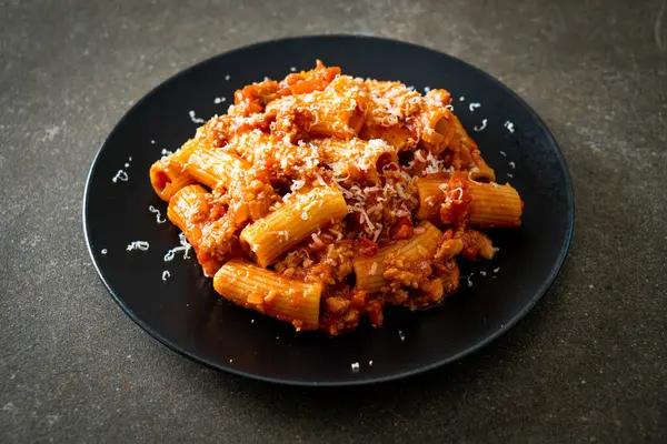 Peynirli bolonez rigatoni makarna - geleneksel İtalyan makarnası