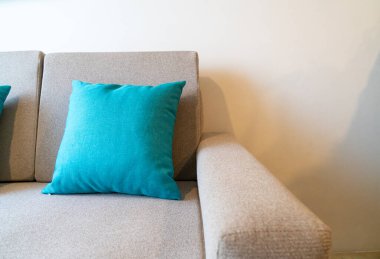 Oturma odasındaki koltukta rahat yastıklar.