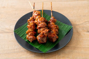 Izgara tavuk şişi, Asya sokak yemeği tarzı.
