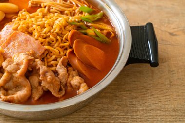 Budae Jjigae ya da Budaejjigae (ordu yahnisi ya da ordu üssü). Kimchi, konserve jambon, sosis, ramen eriştesi ve çok daha popüler Kore usulü sıcak yemek ile dolu.