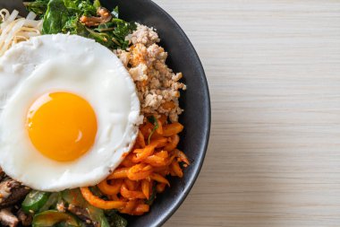 Bibimbap, Kore baharatlı salata pilav ve sahanda yumurta. Geleneksel Kore yemeği tarzı.